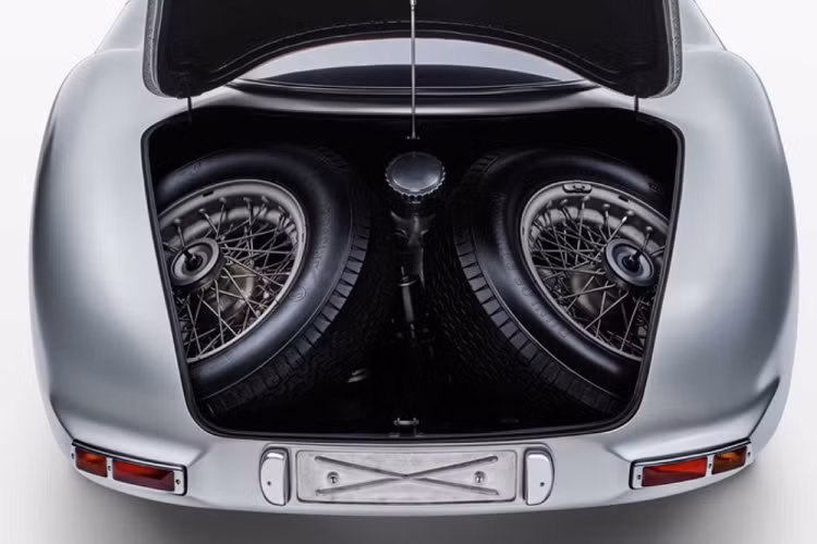 Chiếc Mercedes-Benz 300 SLR 1955 cực hiếm trong bài đã được bán trong một cuộc đấu giá kín chỉ có một số khách mời được tham dự tại Bảo tàng Mercedes-Benz ở Stuttgart vào ngày 5/5. Được biết, chiếc Uhlenhaut Coupe còn lại vẫn nằm trong bộ sưu tập của Bảo tàng.