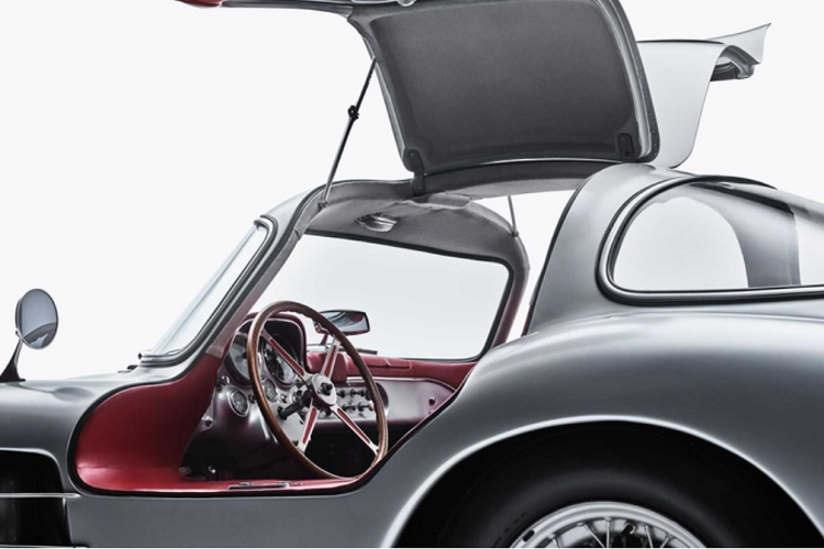 Bên cạnh đó, những chiếc SLR "Gullwing" của Mercedes-Benz luôn là một trong những chiếc xe đáng mơ ước nhất thế giới.