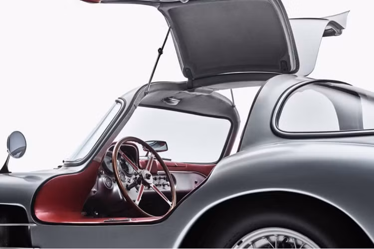 Bên cạnh đó, những chiếc SLR "Gullwing" của Mercedes-Benz luôn là một trong những chiếc xe đáng mơ ước nhất thế giới.