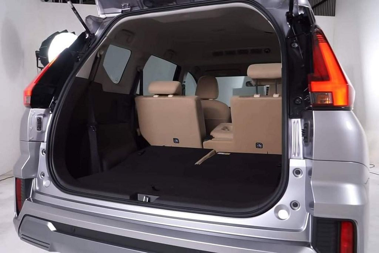 Bên trong cabin, Mitsubishi Xpander 2022 có nhiều trang bị nổi bật như màn hình cảm ứng 9 inch mới, vô lăng thiết kế mới, màn hình LCD trong cụm đồng hồ đo, nút chỉnh dạng cuộn mới cho hệ thống điều hòa, phanh điện tử hiện đại có tính năng tự động giữ phanh tạm thời, thay thế cho phanh tay cũ.