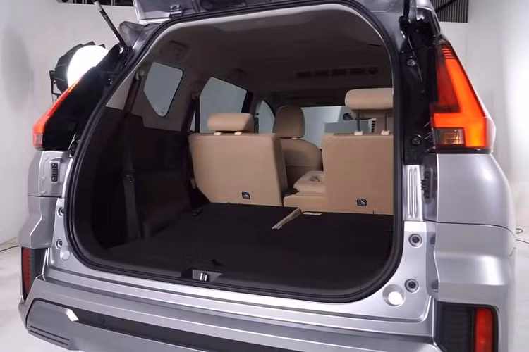 Bên trong cabin, Mitsubishi Xpander 2022 có nhiều trang bị nổi bật như màn hình cảm ứng 9 inch mới, vô lăng thiết kế mới, màn hình LCD trong cụm đồng hồ đo, nút chỉnh dạng cuộn mới cho hệ thống điều hòa, phanh điện tử hiện đại có tính năng tự động giữ phanh tạm thời, thay thế cho phanh tay cũ.