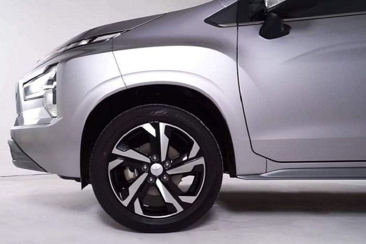 Kích thước cũng được điều chỉnh đôi chút, với chiều dài nhỉnh hơn 120mm, khoảng sáng gầm tăng 15 - 20mm, khiến Mitsubishi Xpander 2022 trở thành mẫu MPV có khoảng sáng gầm cao nhất tại thị trường Indonesia tính đến thời điểm hiện tại.