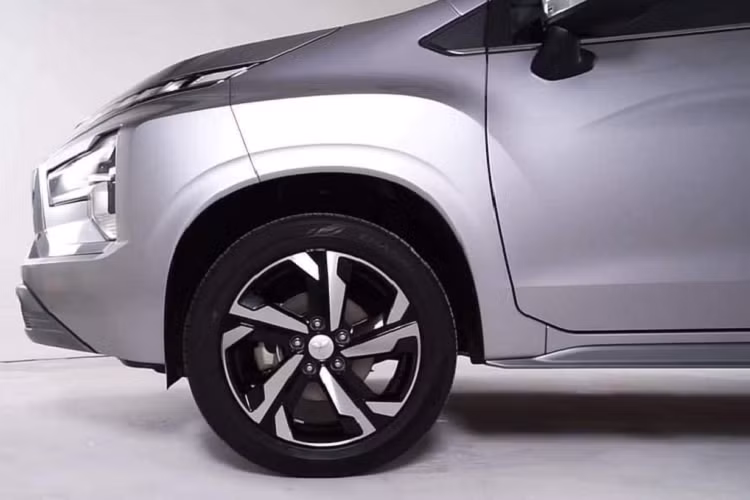 Kích thước cũng được điều chỉnh đôi chút, với chiều dài nhỉnh hơn 120mm, khoảng sáng gầm tăng 15 - 20mm, khiến Mitsubishi Xpander 2022 trở thành mẫu MPV có khoảng sáng gầm cao nhất tại thị trường Indonesia tính đến thời điểm hiện tại.