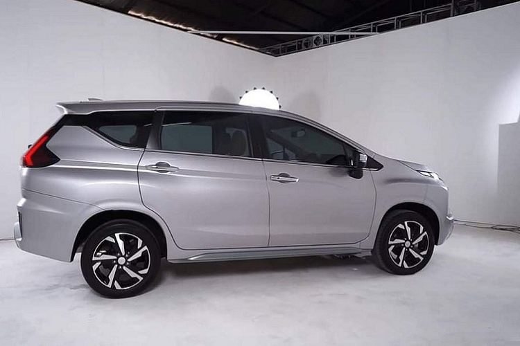 Phần hông xe Mitsubishi Xpander 2022 không có nhiều thay đổi đáng kể so với phiên bản hiện hành, chỉ có bộ mâm với thiết kế 5 chấu kép 17 inch sơn hai tông màu. Cụm đèn hậu, đèn phanh, cản va sau, cánh lướt gió nhỏ và tấm ốp gầm giả mới đều được tinh chỉnh không đáng kể, giúp tăng vẻ đẹp thể thao cho chiếc MPV.