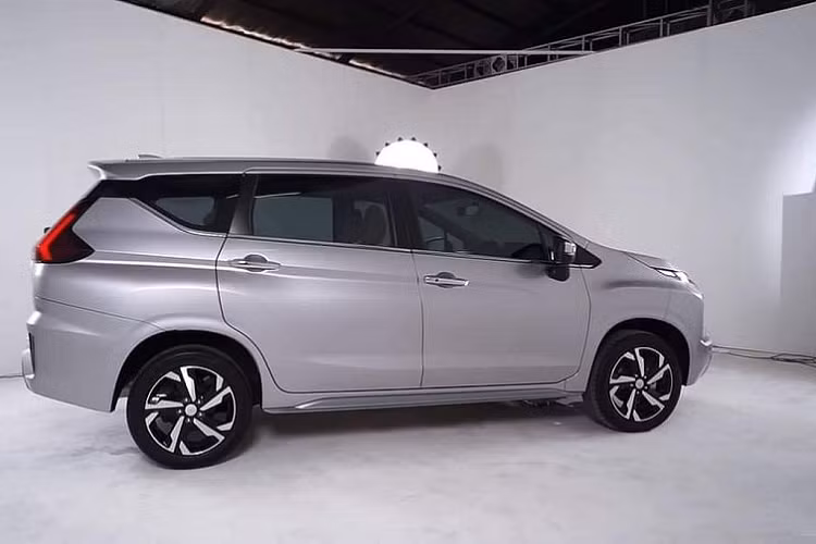 Phần hông xe Mitsubishi Xpander 2022 không có nhiều thay đổi đáng kể so với phiên bản hiện hành, chỉ có bộ mâm với thiết kế 5 chấu kép 17 inch sơn hai tông màu. Cụm đèn hậu, đèn phanh, cản va sau, cánh lướt gió nhỏ và tấm ốp gầm giả mới đều được tinh chỉnh không đáng kể, giúp tăng vẻ đẹp thể thao cho chiếc MPV.
