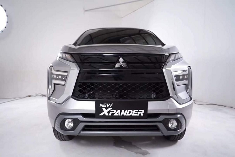 Mitsubishi Xpander 2022 nâng cấp facelift ra mắt lần đầu tại thị trường Indonesia vào tháng 11 năm ngoái. Tại xứ sở vạn đảo, Xpander thế hệ mới có 7 phiên bản: GLS MT, GLS CVT, Exceed MT, Exceed CVT, Sport MT, Sport CVT và Ultimate CVT. Đúng như tên gọi, các phiên bản cùng cấp như GLS MT và GLS CVT hay Exceed MT và Exceed CVT sẽ không khác biệt quá nhiều, ngoại trừ trang bị hộp số (hộp số sàn hoặc hộp số tự động vô cấp CVT).