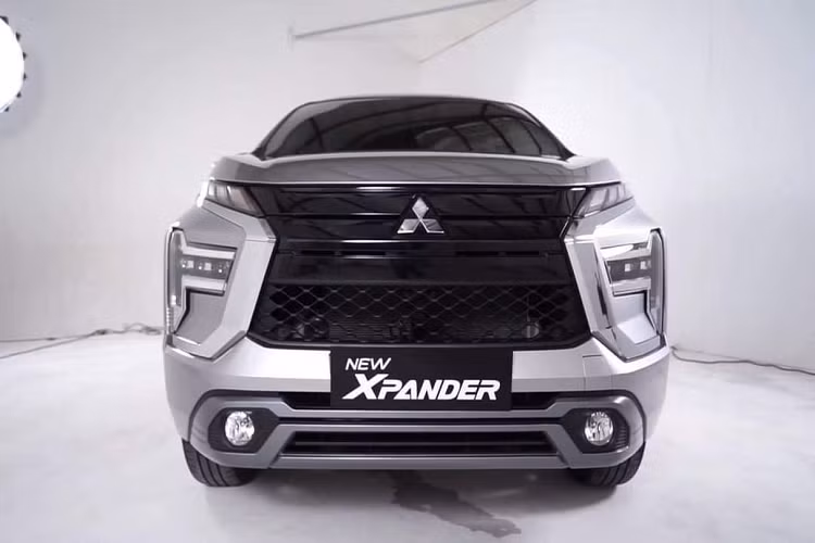 Mitsubishi Xpander 2022 nâng cấp facelift ra mắt lần đầu tại thị trường Indonesia vào tháng 11 năm ngoái. Tại xứ sở vạn đảo, Xpander thế hệ mới có 7 phiên bản: GLS MT, GLS CVT, Exceed MT, Exceed CVT, Sport MT, Sport CVT và Ultimate CVT. Đúng như tên gọi, các phiên bản cùng cấp như GLS MT và GLS CVT hay Exceed MT và Exceed CVT sẽ không khác biệt quá nhiều, ngoại trừ trang bị hộp số (hộp số sàn hoặc hộp số tự động vô cấp CVT).