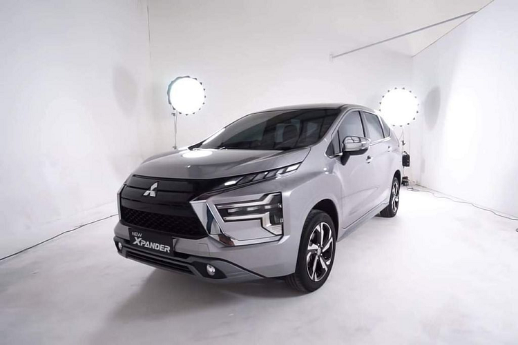 Như chúng ta đã biết, Mitsubishi Xpander 2022 sở hữu thiết kế mặt trước mới mặc dù vẫn đi theo phong cách Dynamic Shield đặc trưng. Bộ lưới tản nhiệt có 2 nan dày sơn đen đặt bên trên thay vì kiểu trang trí mạ chrome như trước đây, khung lắp biển số đã di chuyển xuống cản trước, hốc gió trung tâm rộng hơn và được sơn đen. Trong đó đáng chú ý nhất là thiết kế cụm đèn chiếu sáng phía trước gồm đèn pha LED hình chữ T đặt ngang.