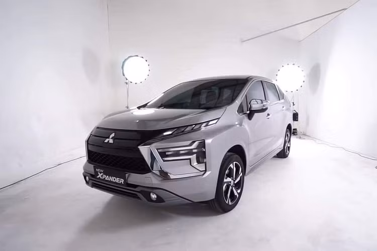 Như chúng ta đã biết, Mitsubishi Xpander 2022 sở hữu thiết kế mặt trước mới mặc dù vẫn đi theo phong cách Dynamic Shield đặc trưng. Bộ lưới tản nhiệt có 2 nan dày sơn đen đặt bên trên thay vì kiểu trang trí mạ chrome như trước đây, khung lắp biển số đã di chuyển xuống cản trước, hốc gió trung tâm rộng hơn và được sơn đen. Trong đó đáng chú ý nhất là thiết kế cụm đèn chiếu sáng phía trước gồm đèn pha LED hình chữ T đặt ngang.