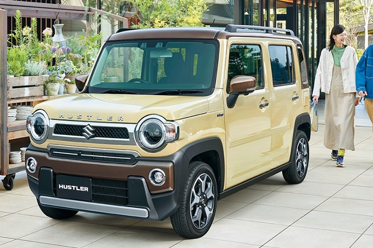 Ngoài ra, hãng Suzuki còn thay đổi màu của cản trước trên mẫu xe hộp diêm này. Trước đây, cản trước của Suzuki Hustler được sơn màu tương tự thân xe. Tuy nhiên, sang phiên bản mới, cản trước của xe sẽ được sơn màu tương ứng với nóc. Điều này giúp khách hàng có thể cá nhân hóa chiếc xe của mình dễ dàng hơn.