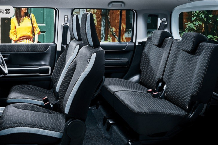 Khi mua Suzuki Hustler 2023, khách hàng Nhật Bản có thể chọn 1 trong 2 loại động cơ. Đầu tiên là hệ truyền động hybrid, bao gồm máy xăng 3 xi-lanh, hút khí tự nhiên, dung tích 658 cc, kết hợp với mô-tơ điện, tạo ra công suất tối đa 48 mã lực. Thứ hai là hệ truyền động hybrid với máy xăng 3 xi-lanh, tăng áp, dung tích 658 cc và mô-tơ điện, tạo ra công suất tối đa 63 mã lực.