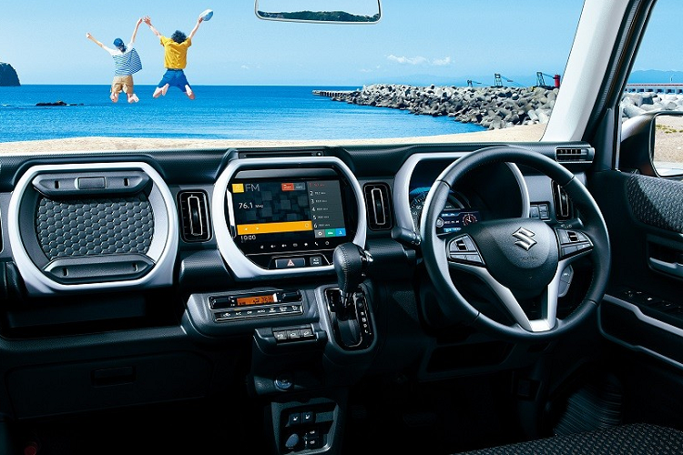 Tương tự phiên bản cũ, Suzuki Hustler 2023 vẫn có kích thước khá nhỏ, bao gồm chiều dài 3.395 mm, chiều rộng 1.475 mm, chiều cao 1.680 mm và chiều dài cơ sở 2.460 mm. Trong khi đó, ngoại thất được thiết kế vuông vắn, theo phong cách SUV với viền bằng nhựa màu đen bao quanh thân xe.