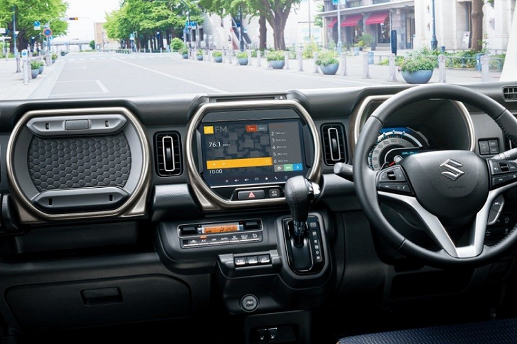 Cuối cùng là những trang bị tùy chọn dành cho Suzuki Hustler 2023 như đèn pha LED, màn hình thông tin giải trí dạng cảm ứng 9 inch, hỗ trợ kết nối với điện thoại thông minh, Bluetooth, camera 360 độ và ăng-ten GPS.