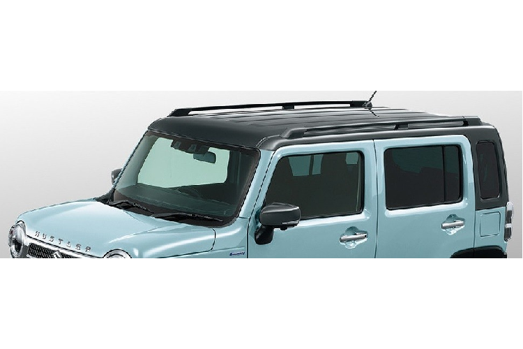 Đặc biệt, Suzuki Hustler 2023 có thêm phiên bản mới mang tên J Style II. So với các phiên bản còn lại, J Style II có những chi tiết ngoại thất mạ crôm riêng như lưới tản nhiệt, viền đèn sương mù, tay nắm cửa và tem chữ nổi "Hustler" trên nắp ca-pô. Bên cạnh đó là logo "J Style" trên cửa cốp và viền màu xám titan bao quanh bảng đồng hồ cũng như màn hình thông tin giải trí.