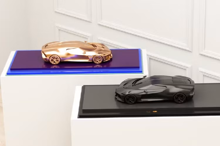 Để kỷ niệm việc ra mắt La Voiture Noire (được công bố trước cả khi xe được hoàn thiện), Bugatti đã hợp tác với hãng trang sức lâu đời Asprey của Anh, để cho ra đời một loạt các mô hình điêu khác mẫu xe này. Tổng cộng 216 mô hình xe Bugatti La Voiture Noire bằng bạc đã được chế tạo và chúng đều được bán hết ngay lập tức.