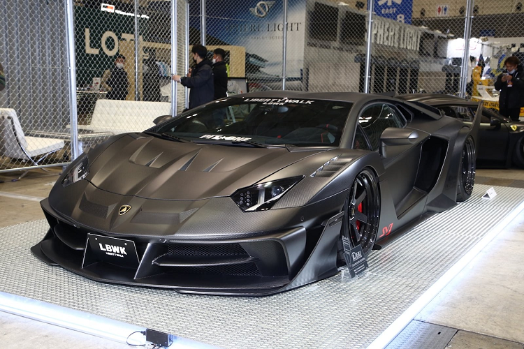 Trung tâm của gian trưng bày của Liberty Walk tại Tokyo Auto Salon 2022 chính là bộ đôi Lamborghini Aventador độ body kit GT Evo.