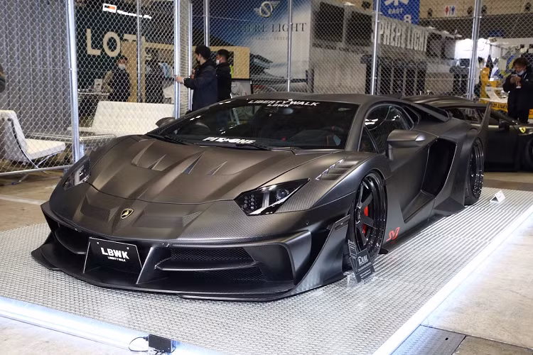 Trung tâm của gian trưng bày của Liberty Walk tại Tokyo Auto Salon 2022 chính là bộ đôi Lamborghini Aventador độ body kit GT Evo.