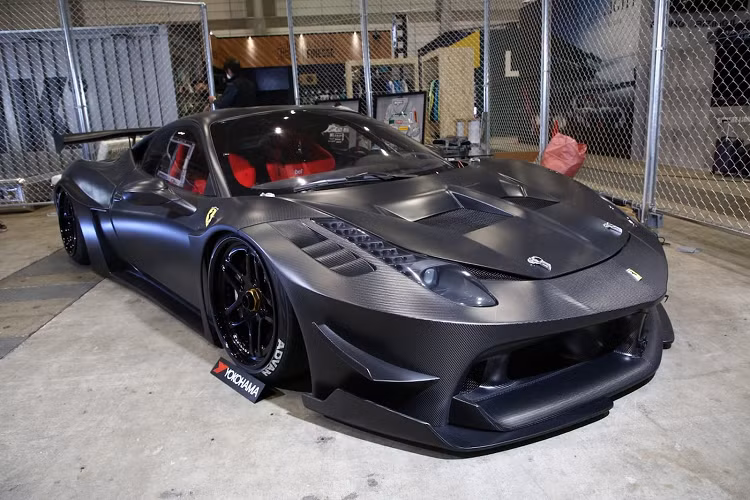 Đối với gói bodykit được làm hoàn toàn bằng carbon, khách hàng sẽ phải bỏ ra số tiền lên tới 187,000 USD (Xấp xỉ 4,5 tỷ đồng) và gói rẻ nhất với tất cả các chi tiết được làm từ vật liệu nhựa gia cố sợi được bán với giá 94,600 USD (Xấp xỉ 2,3 tỷ đồng).