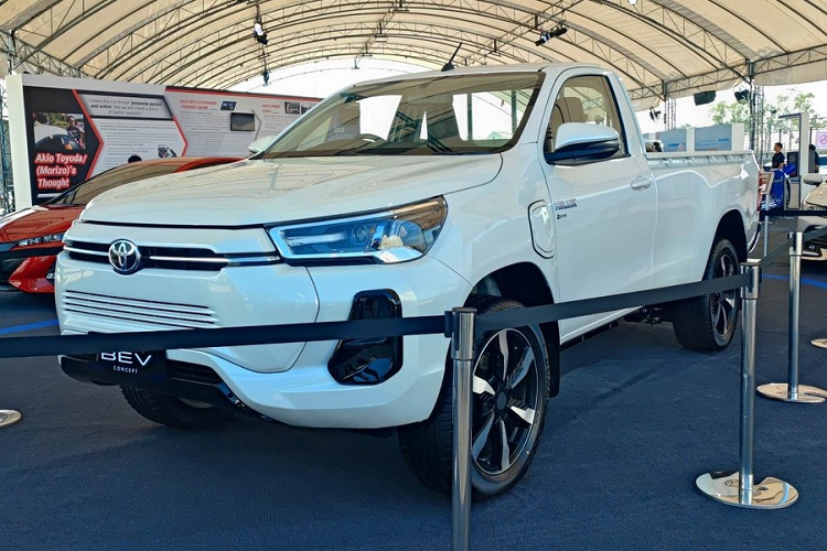 Mới đây, Toyota đã tổ chức sự kiện kỷ niệm 60 năm gia nhập thị trường Thái Lan. Nhân sự kiện này, hãng Toyota đã mang 2 mẫu xe concept mới đến trưng bày. Một trong số đó có Toyota Hilux Revo BEV Concept. Sau sự kiện, mẫu xe concept này đã tiếp tục được trưng bày tại Thái Lan. Nhờ đó, chúng ta có thể ngắm kỹ hơn thiết kế của Toyota Hilux Revo BEV chạy điện qua những hình ảnh chụp thực tế.