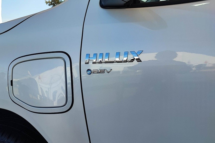 Trong khi đó, đèn pha của Toyota Hilux Revo BEV Concept giữ nguyên thiết kế như Hilux Revo thông thường. Ở hai góc cản trước còn có hốc đèn sương mù màu đen bóng.