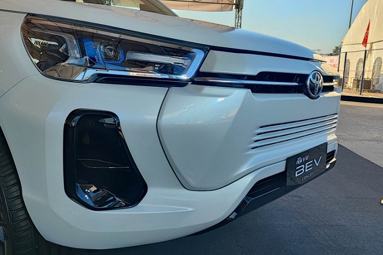 Để phù hợp với hình ảnh của một mẫu xe bán tải điện, Toyota Hilux Revo BEV Concept chạy điện đã được cải tiến thiết kế, tập trung vào khu vực phía trước. Theo đó, mẫu xe concept này sở hữu thiết kế đầu xe khá giống với Toyota Innova phiên bản thuần điện từng ra mắt trong triển lãm IIMS 2022 diễn ra ở Indonesia vào tháng 3 năm nay.