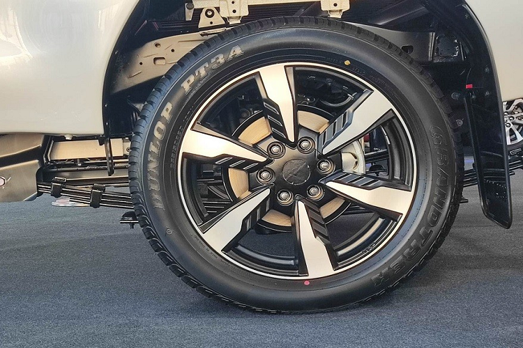 Thay đổi tiếp theo của Toyota Hilux Revo BEV Concept nằm ở cổng sạc điện trên chắn bùn trước bên trái. Nằm bên trong hốc bánh của mẫu xe concept này là bộ vành la-zăng với thiết kế 6 chấu, sơn 2 màu khá thể thao, đi kèm lốp Dunlop