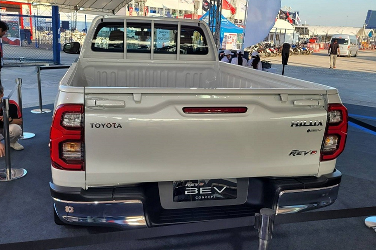 Khu vực phía sau của Toyota Hilux Revo BEV Concept vẫn được thiết kế như Hilux Revo thông thường. Xe cũng có cụm đèn hậu nằm dọc và tem chữ nổi "Hilux Revo" ở góc dưới bên phải của cửa thùng hàng.