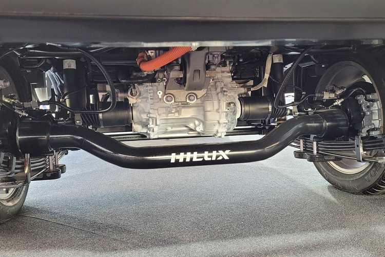 Thay vì dùng động cơ diesel như Toyota Hilux Revo, mẫu xe concept này lại dùng hệ truyền động điện. Do đó, hãng Toyota đã cải tiến Hilux Revo để lắp thêm mô-tơ điện, pin, hệ thống sạc và những bộ phận khác lên xe.