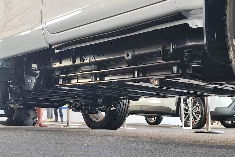 Theo hãng Toyota, Hilux Revo BEV Concept sẽ lên dây chuyền sản xuất thương mại và bán ra tại thị trường Thái Lan vào năm sau. Nhiều khả năng Toyota Hilux phiên bản thuần điện sẽ có giá cao hơn Hilux Revo thông thường. Hiện Toyota Hilux Revo đang được bán tại thị trường Thái Lan với giá từ 554.000 - 1.324.000 Baht (khoảng 375 - 896 triệu đồng).