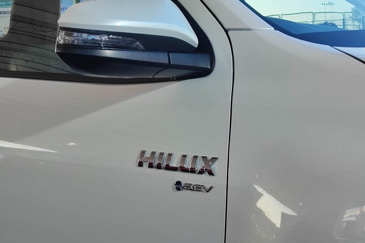 Ở cửa xe và cửa thùng hàng phía sau đều có thêm logo "Hilux BEV" như dấu hiệu nhận biết cho phiên bản thuần điện của Toyota Hilux.