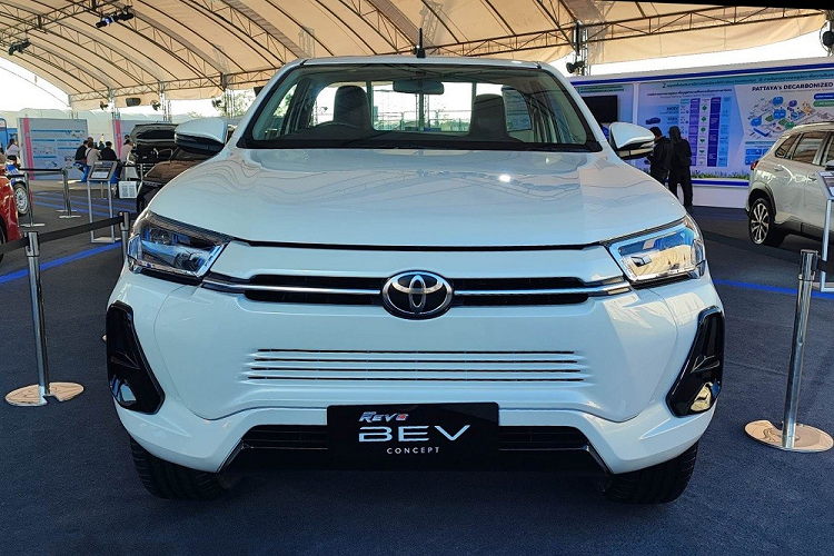 Đúng như tên gọi, mẫu xe concept này được phát triển dựa trên xe bán tải Toyota Hilux Revo hiện đang bán tại thị trường Thái Lan. Đồng thời, đây cũng là phiên bản thuần điện của mẫu xe bán tải này. Hiện hãng Toyota chưa công bố thông tin cụ thể về xe. Chỉ thấy rằng, Toyota Hilux Revo BEV Concept sở hữu cấu hình cabin đơn với thùng chở hàng phía sau khá dài.