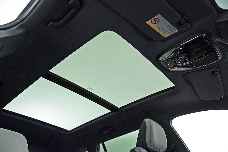 Theo hãng Ford, mẫu SUV cỡ C này sẽ có hệ thống Tencent TAI 4.0 mang đến những ứng dụng như WeChat, bản đồ Tencent thông minh, hát karaoke National K-song hay họp trực tuyến Tencent Conference. Chưa hết, xe còn có cửa sổ trời toàn cảnh Panorama, sạc điện thoại thông minh không dây, tính năng ra lệnh bằng giọng nói, cập nhật phần mềm qua Wi-Fi, hệ thống định vị thực tế ảo, kết nối với điện thoại thông minh và nhiều ngăn chứa đồ tiện dụng, đặc biệt ở hàng ghế trước.