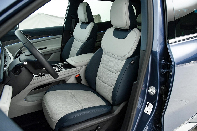 Bên trong Ford Equator Sport 2022 là không gian nội thất 5 chỗ ngồi, được thiết kế đơn giản nhưng tạo cảm giác công nghệ cao. Có được điều đó là nhờ màn hình cỡ lớn trên mặt táp-lô, kết hợp giữa màn hình LCD của bảng đồng hồ kỹ thuật số và màn hình thông tin giải trí, cả hai đều có kích thước 12,3 inch. Bên cạnh đó là cửa gió điều hòa nằm ngang và núm xoay thay cho cần số truyền thống.