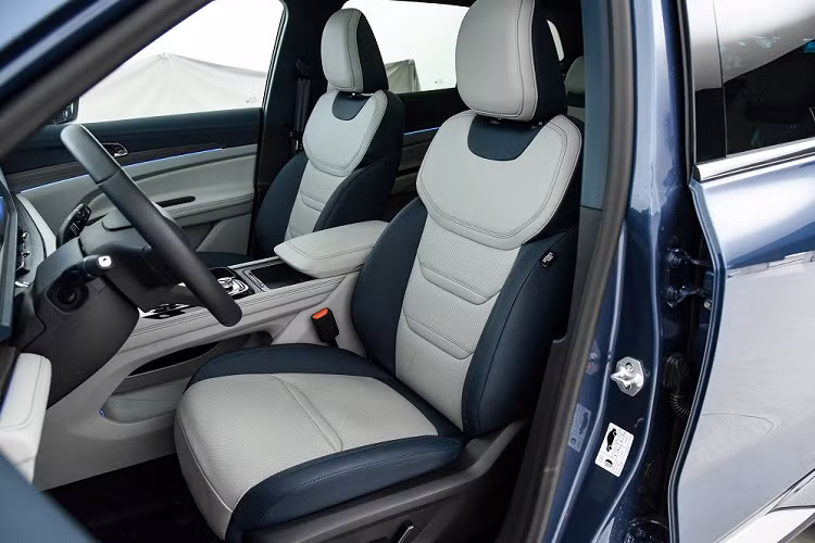 Bên trong Ford Equator Sport 2022 là không gian nội thất 5 chỗ ngồi, được thiết kế đơn giản nhưng tạo cảm giác công nghệ cao. Có được điều đó là nhờ màn hình cỡ lớn trên mặt táp-lô, kết hợp giữa màn hình LCD của bảng đồng hồ kỹ thuật số và màn hình thông tin giải trí, cả hai đều có kích thước 12,3 inch. Bên cạnh đó là cửa gió điều hòa nằm ngang và núm xoay thay cho cần số truyền thống.