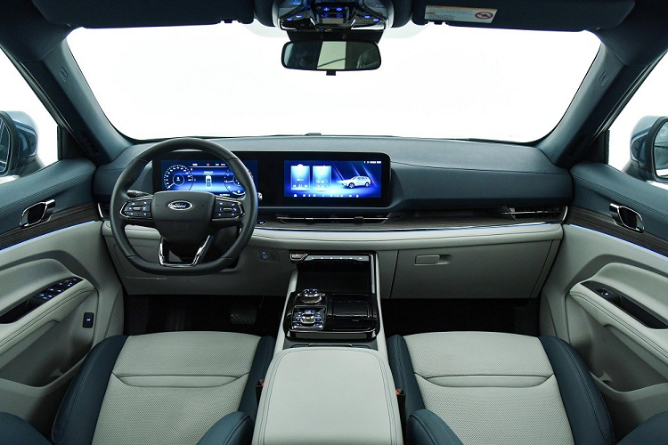 Tương tự những mẫu xe cùng thương hiệu như Equator, Mondeo và Evos mới, Equator Sport cũng được áp dụng triết lý thiết kế mới của hãng Ford. Điều này được thể hiện rõ qua thiết kế đầu xe với lưới tản nhiệt hình bát giác cỡ lớn, đi kèm mắt lưới hình tổ ong và hệ thống đèn chia thành 2 tầng. Trong đó, dải đèn LED định vị ban ngày hình móc câu nối liền với nẹp mạ crôm trên đỉnh lưới tản nhiệt. Nằm thấp bên dưới là đèn pha với 2 bóng LED được đặt trong hốc hình chữ "C" có viền màu đen.