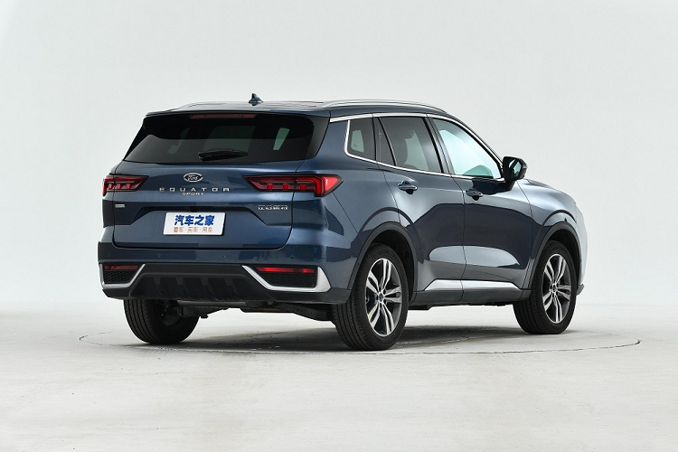 Tương tự đàn anh Equator đã bán tại Trung Quốc từ năm ngoái, Ford Equator Sport 2022 cũng là xe dành riêng cho thị trường hàng xóm của Việt Nam. So với Ford Equator, mẫu xe này có kích thước nhỏ hơn, bao gồm chiều dài 4.630 mm, chiều rộng 1.935 mm, chiều cao 1.706 mm và chiều dài cơ sở 2.726 mm.