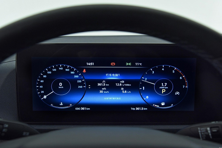 Tiếp đến là hốc gió trung tâm khá rộng và tấm ốp gầm màu bạc. Nẹp màu đen bao quanh hốc gió trung tâm của Ford Equator Sport 2022 kéo dài sang hai bên, nối liền với hốc bánh. Vòng sang bên sườn, chúng ta có thể bắt gặp bộ vành la-zăng 20 inch với thiết kế 5 chấu cũng như nẹp mạ crôm trên cửa và bao quanh cửa sổ.