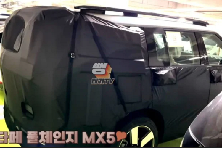 Tổng thể xe tuy nam tính hơn nhưng lại thiếu hòa hợp và thẩm mỹ. Vì vậy, ảnh render thế hệ mới này nhận mưa lời chê bai vì thiết kế quá xấu. Hy vọng Hyundai SantaFe 2023 sẽ đẹp hơn khi có ảnh chính thức từ hãng.