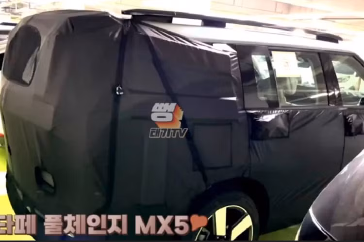 Tổng thể xe tuy nam tính hơn nhưng lại thiếu hòa hợp và thẩm mỹ. Vì vậy, ảnh render thế hệ mới này nhận mưa lời chê bai vì thiết kế quá xấu. Hy vọng Hyundai SantaFe 2023 sẽ đẹp hơn khi có ảnh chính thức từ hãng.