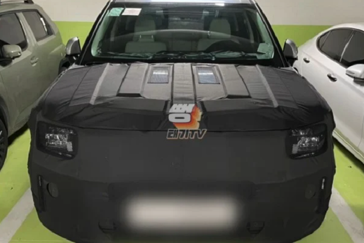 Dưới lưới tản nhiệt và cản trước của mẫu xe SUV Hyundai SantaFe 2023 là một thiết kế lạ mắt và trống trải. Chiếc xe có thể sẽ được thiết kế nhiều ở khu vực này để tạo sự cân bằng cho phần đầu.