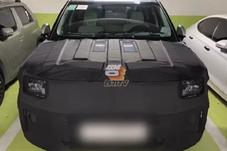 Dưới lưới tản nhiệt và cản trước của mẫu xe SUV Hyundai SantaFe 2023 là một thiết kế lạ mắt và trống trải. Chiếc xe có thể sẽ được thiết kế nhiều ở khu vực này để tạo sự cân bằng cho phần đầu.