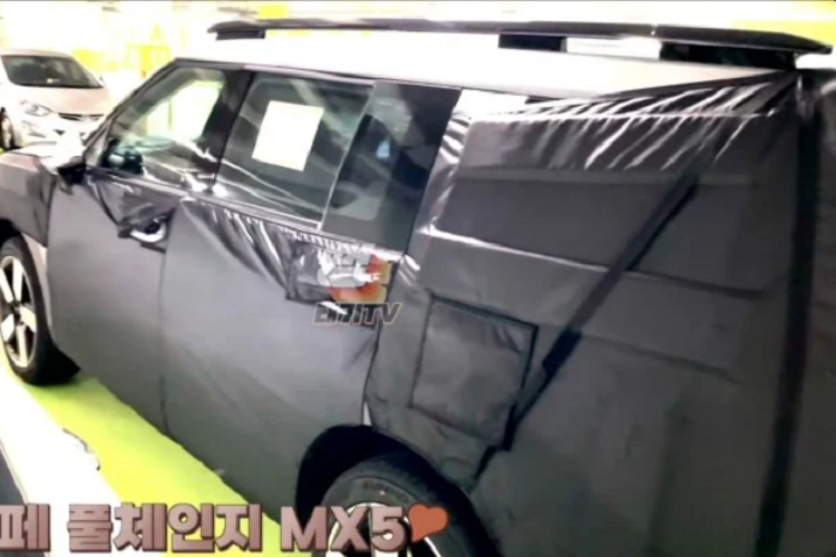 Hyundai SantaFe thế hệ thứ 5 (ký hiệu MX5) dự kiến sẽ trình làng từ cuối năm 2022 này, khiến cho dòng đời của nó hiện rút ngắn còn 5 năm.