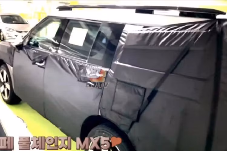 Hyundai SantaFe thế hệ thứ 5 (ký hiệu MX5) dự kiến sẽ trình làng từ cuối năm 2022 này, khiến cho dòng đời của nó hiện rút ngắn còn 5 năm.