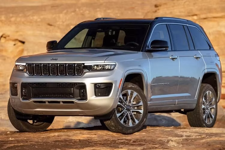  Jeep Grand Cherokee: 8,8/10 Jeep Grand Cherokee là một lựa chọn phổ biến cho những ai tìm kiếm một chiếc xe có khả năng off-road, mà vẫn có được sự tinh tế cùng một mức giá phải chăng. Grand Cherokee sở hữu không gian nội thất được làm từ chất lượng cao cấp, công nghệ tiên tiến và đặc biệt là đem lại cảm giác lái đầy thú vị, dễ chịu.