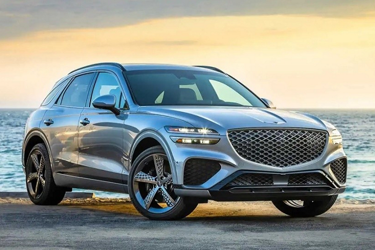  Genesis GV70: 9,6/10 Trong top 10 xe ôtô năm 2022, đầu tiên phải kể đến Genesis GV70 - một chiếc Crossover nhỏ gọn đầy phong cách, sang trọng, cao cấp hơn bất cứ mẫu xe nào trong phân khúc. Xe được trang bị động cơ tăng áp 2,5L, 4 xi lanh, cho phép GV70 sản sinh công suất cực đại 300 mã lực. Đặc biệt, bạn sẽ bị thu hút bởi màn hình cảm ứng 14,5 inch tuyệt đẹp trải dài trên bảng điều khiển.