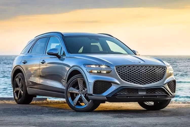  Genesis GV70: 9,6/10 Trong top 10 xe ôtô năm 2022, đầu tiên phải kể đến Genesis GV70 - một chiếc Crossover nhỏ gọn đầy phong cách, sang trọng, cao cấp hơn bất cứ mẫu xe nào trong phân khúc. Xe được trang bị động cơ tăng áp 2,5L, 4 xi lanh, cho phép GV70 sản sinh công suất cực đại 300 mã lực. Đặc biệt, bạn sẽ bị thu hút bởi màn hình cảm ứng 14,5 inch tuyệt đẹp trải dài trên bảng điều khiển.