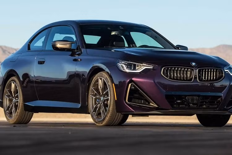  BMW M240i: 9,3/10 Khác với những anh em cùng nhà, BMW M240i không quá nặng và phức tạp, chúng sở hữu ngoại hình "nhẹ nhõm" và thanh thoát hơn. Vẻ ngoài của M240i khiến ta liên tưởng đến chiếc M2 trước đó, với những thiết kế kiểu cũ từ những "tác phẩm kinh điển" năm 2002. Về động cơ, BMW M240i được trang bị cỗ máy tăng áp 3.0L, cho công suất cực đại 382 mã lực và khả năng tăng tốc từ vị trí 0 - 96,6 km/h chỉ trong 4,1 giây.