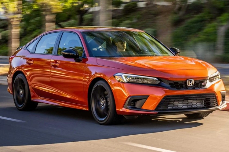  Honda Civic Si: 9,3/10 Honda Civic Si là mẫu xe được yêu thích trong nhiều năm, không có gì ngạc nhiên khi mẫu sedan thể thao này lại có thứ hạng cao như vậy. Chiếc xe này chỉ được trang bị động cơ tăng áp 4 xi lanh, dung tích 1.5L mà thôi, kết hợp với hộp số sàn nhưng lại cho cảm nhận mượt mà, nhanh nhẹn ấn tượng. Thật khó để tìm được một sản phẩm khác có thể vượt qua Civic Si nếu ở cùng mức giá khoảng 28 ngàn USD.