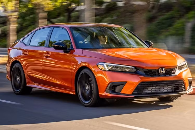  Honda Civic Si: 9,3/10 Honda Civic Si là mẫu xe được yêu thích trong nhiều năm, không có gì ngạc nhiên khi mẫu sedan thể thao này lại có thứ hạng cao như vậy. Chiếc xe này chỉ được trang bị động cơ tăng áp 4 xi lanh, dung tích 1.5L mà thôi, kết hợp với hộp số sàn nhưng lại cho cảm nhận mượt mà, nhanh nhẹn ấn tượng. Thật khó để tìm được một sản phẩm khác có thể vượt qua Civic Si nếu ở cùng mức giá khoảng 28 ngàn USD.