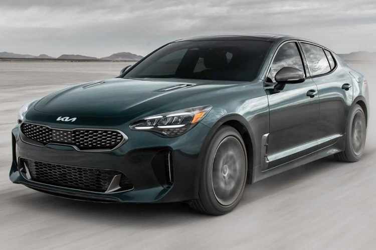  Kia Stinger GT-Line: 8,8/10 Xếp ở vị trí số 10 là Kia Stinger, mẫu xe này được trang bị động cơ 4 xi lanh, 2.5L tăng áp, cho phép sản sinh công suất cực đại lên đến 300 mã lực. Đây được khen là một trong những chiếc sedan tốt nhất trên thị trường năm nay, bạn sẽ được chạy trên chiếc xe có la-zăng 18 inch cùng điểm nhấn mạ chrome và 4 ống xả cực kỳ cá tính.